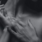 femme en noir et blanc se caressant
